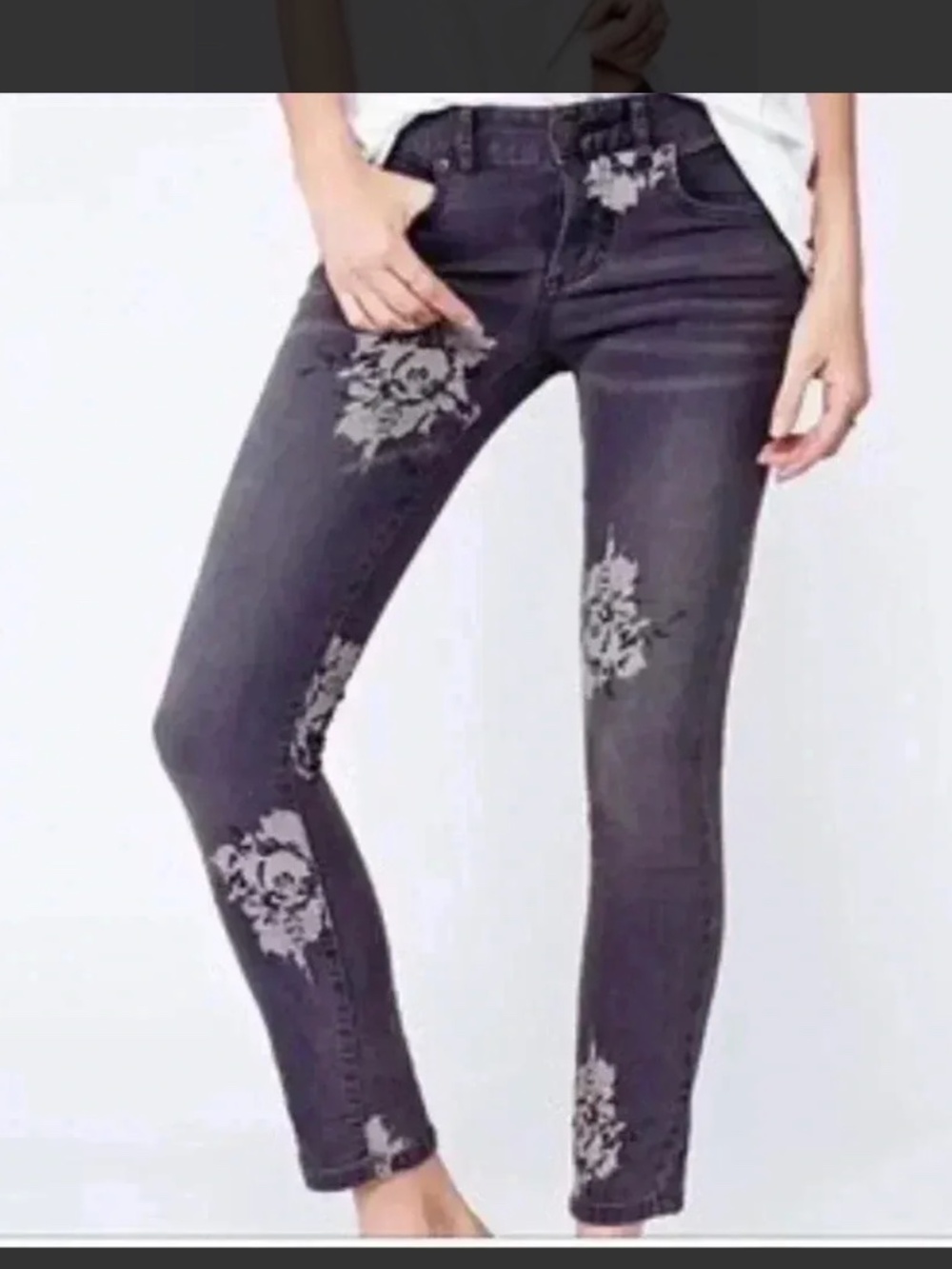 Free People Magnolia Skinny Jeans in a gray floral rose print. Size 27